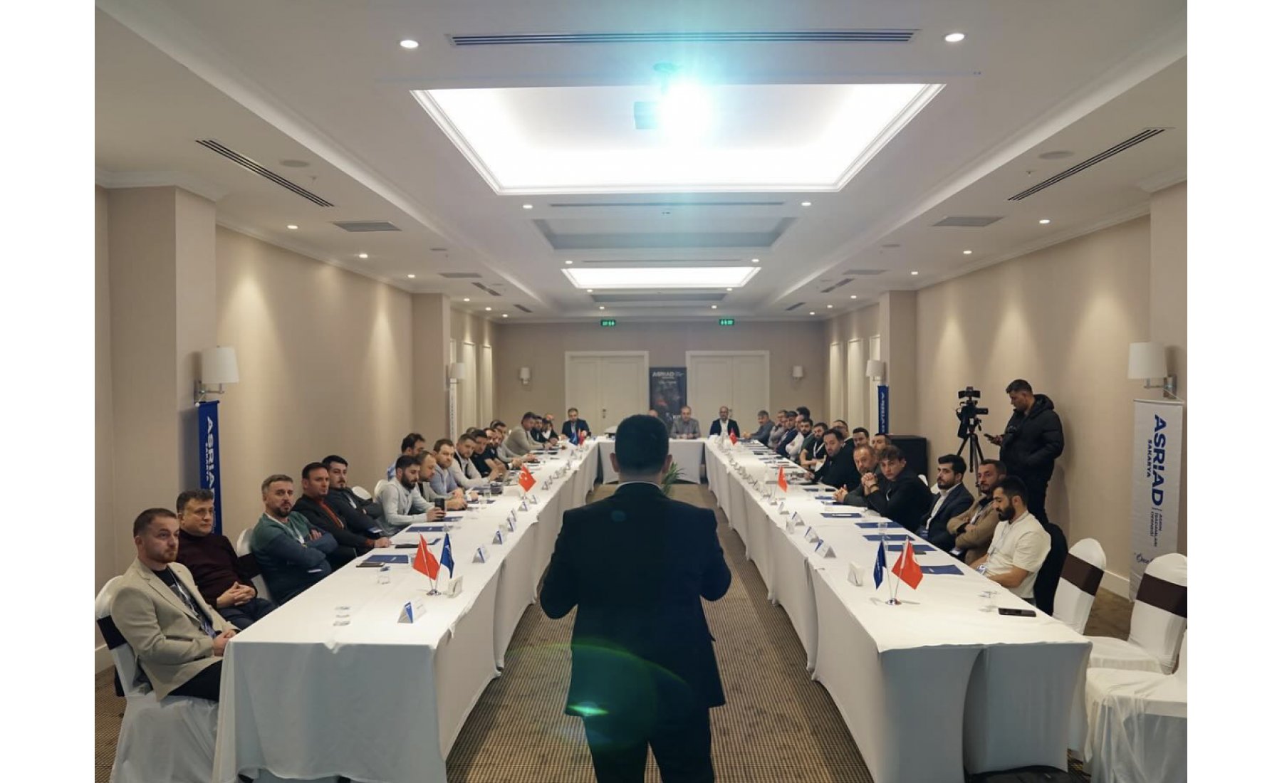 2. gün oturumunda Vizyon 2023-2024 toplantımıza genel başkanımız İbrahim Cemil Yıldız onur konuğu olarak katıldı. Kur-an’ı Kerim Tilaveti ile başladı. Başk