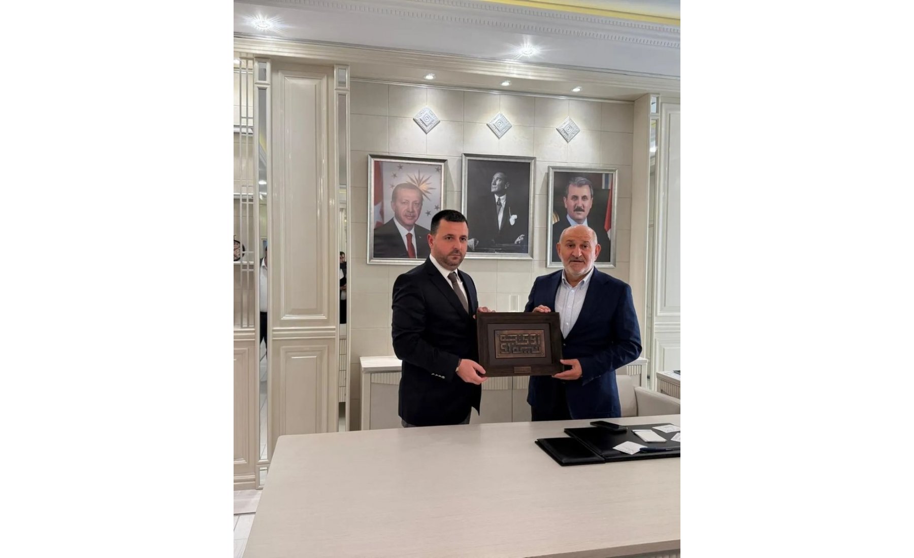 ASRİAD Sakarya, Hendek Belediye Başkanı İrfan Püsküllü’yü makamında ziyaret ederek yerel yönetimler ve iş dünyası iş birliğini değerlendirdi.